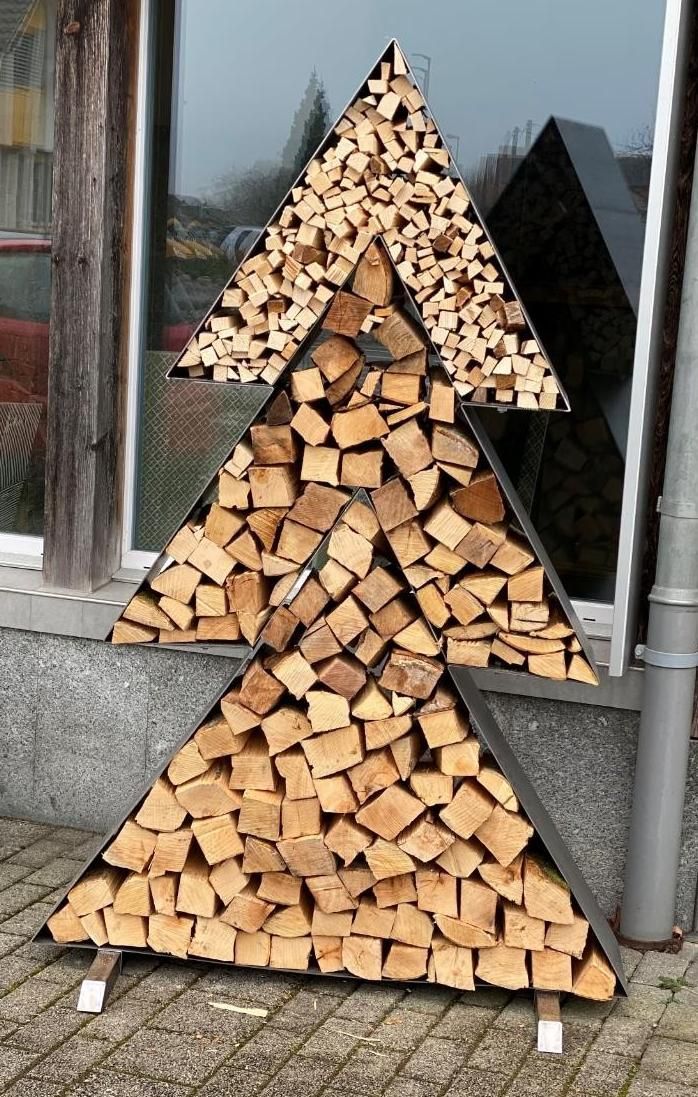 Holzgestell in Tannenbaumform als Weihnachtsdekoration 1